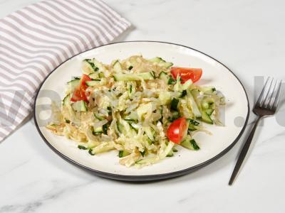 Salotas su keptu svogūnu ir ridikėliais pagrindine nuotrauka