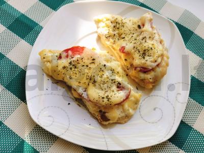 Švelni vištiena, kepta su pomidorais ir sūriu orkaitėje pagrindine nuotrauka