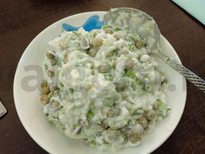 Žalias salotas su žirniais pagrindine nuotrauka