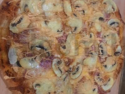 Namų pica su pievagrybiais pagrindine nuotrauka