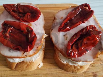 Sumuštiniai su feta ir džiovintais pomidorais pagrindine nuotrauka