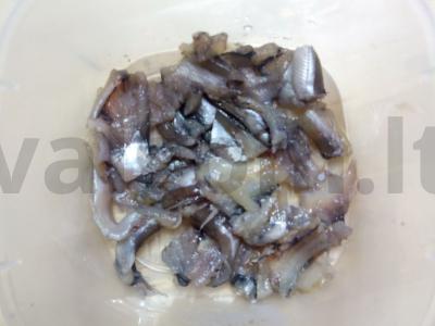 Silkė po kailiu su daržovėmis ir žaliu svogūnu Žingsnis 1