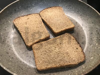 Juodos duonos sumuštinis su vištiena, pomidoru ir sūriu Žingsnis 1