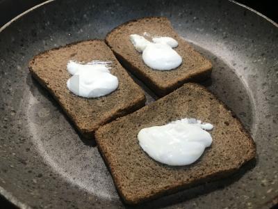 Juodos duonos sumuštinis su vištiena, pomidoru ir sūriu Žingsnis 2