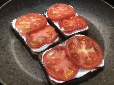 Juodos duonos sumuštinis su vištiena, pomidoru ir sūriu Žingsnis 3