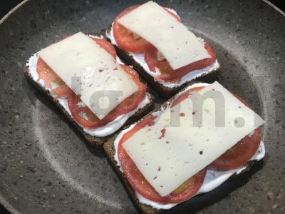 Juodos duonos sumuštinis su vištiena, pomidoru ir sūriu Žingsnis 5