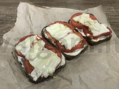 Juodos duonos sumuštinis su vištiena, pomidoru ir sūriu pagrindine nuotrauka