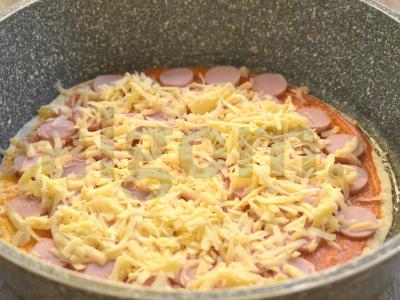 Tortilija su dešrelėmis ir sūriu keptuvėje Žingsnis 5