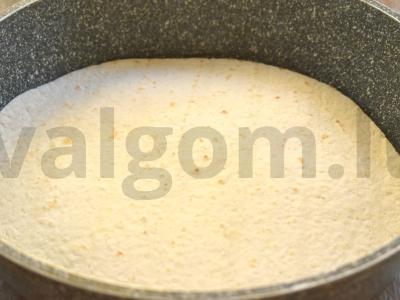 Tortilija su dešrelėmis ir sūriu keptuvėje Žingsnis 6