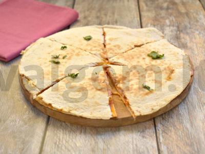 Tortilija su dešrelėmis ir sūriu keptuvėje pagrindine nuotrauka