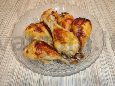 Keptos vištienos blauzdelės kefyro marinate pagrindine nuotrauka