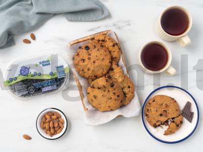 Mėlynių ir šokolado gabaliukų sausainiai pagrindine nuotrauka