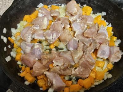 Vištiena su ananasais saldžiarūgščiame padaže Žingsnis 3