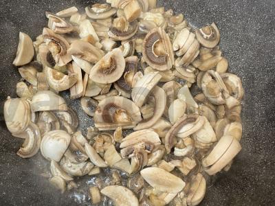 Salotos su pupelėmis, kiaušiniais, grybais ir sūriu Žingsnis 1