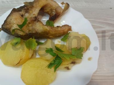 Bulvės su karpiu orkaitėje pagrindine nuotrauka