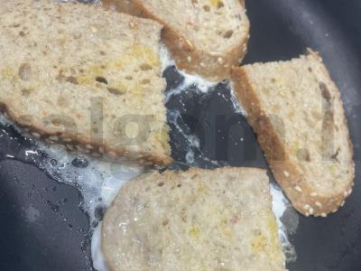 Užkandis „Grūdų duonos skrudinta duona su česnaku ir pomidorais“ Žingsnis 5