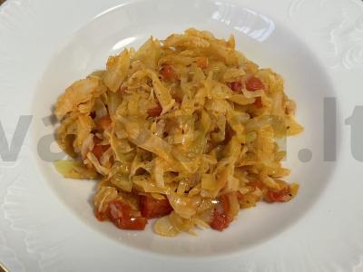 Aštrus troškintas kopūstas su pomidorais ir paprika pagrindine nuotrauka