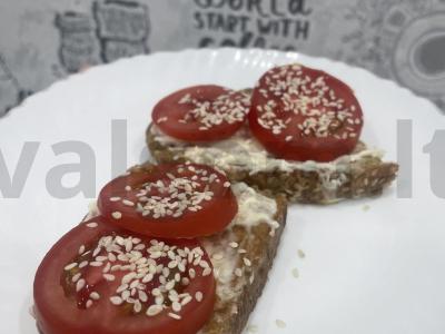 Užkandis „Grūdų duonos skrudinta duona su česnaku ir pomidorais“ Žingsnis 10