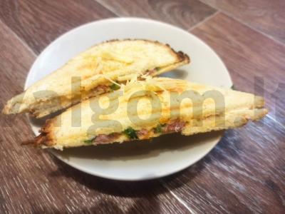 Karšti sumuštiniai su džiovinta mėsa ir sūriu pagrindine nuotrauka