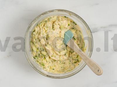 Mafininiai su cukinijomis ir šokolado drožlėmis Žingsnis 3