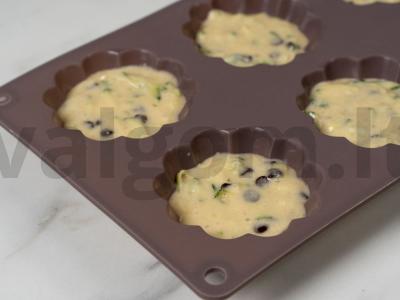 Mafininiai su cukinijomis ir šokolado drožlėmis Žingsnis 4