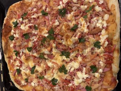 Didelė pica-pyragas su svogūnais pagrindine nuotrauka