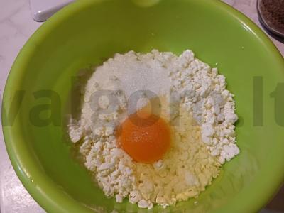 Sūrio blynai su razinom per 30 minučių Žingsnis 1