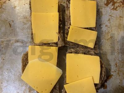 Sumuštiniai ant ruginių batonų su sūriu ir persimonu Žingsnis 2