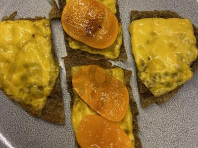 Sumuštiniai ant ruginių batonų su sūriu ir persimonu Žingsnis 3