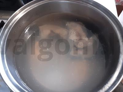 Morkų ir makaronų sriuba su vištiena ir žolelėmis Žingsnis 1