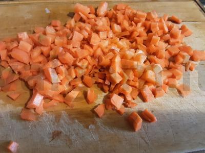 Morkų ir makaronų sriuba su vištiena ir žolelėmis Žingsnis 2