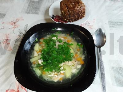 Morkų ir makaronų sriuba su vištiena ir žolelėmis pagrindine nuotrauka