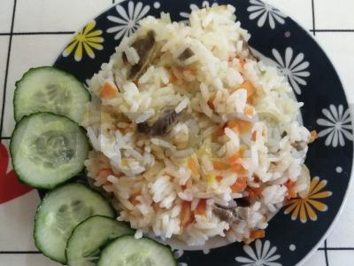 Ryžiai su daržovėmis ir vištienos skrandžiais pagrindine nuotrauka