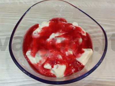 Desertas iš rauginto pieno su serbentų konfitu pagrindine nuotrauka