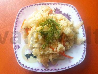 Pšenas lėtoje viryklėje su troškintomis raugintomis kopūstais pagrindine nuotrauka