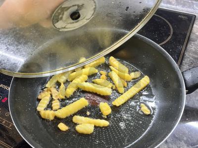 Keptos bulvytės keptuvėje Žingsnis 2