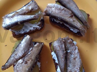 Sumuštiniai su šprotų nauju būdu pagrindine nuotrauka