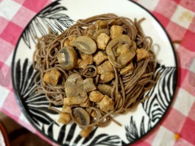 Grikių makaronai su pievagrybiais ir kiauliena pagrindine nuotrauka