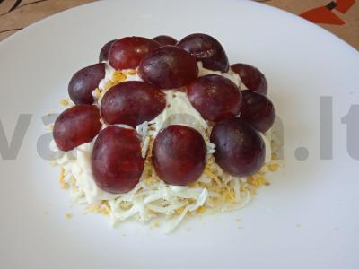 Salotas „Vynuogių kekė“ su rūkytomis vištienos krūtinėlėmis Žingsnis 7