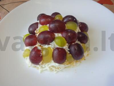 Salotas „Vynuogių kekė“ su rūkytomis vištienos krūtinėlėmis Žingsnis 8