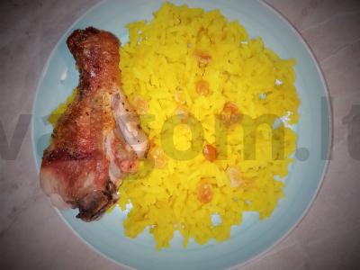 Ryžiai su prieskoniu ir kepta vištiena pagrindine nuotrauka