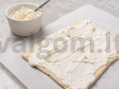 Užkandžiai su saliami ir sūriu iš paruošto tešlos Žingsnis 1