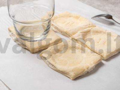 Užkandžiai su saliami ir sūriu iš paruošto tešlos Žingsnis 2