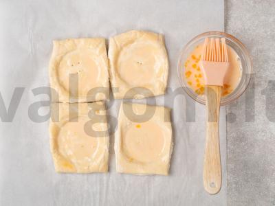 Užkandžiai su saliami ir sūriu iš paruošto tešlos Žingsnis 3