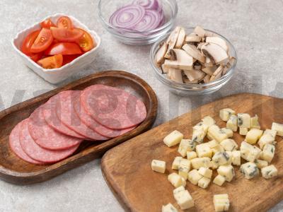 Užkandžiai su saliami ir sūriu iš paruošto tešlos Žingsnis 4