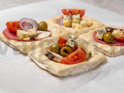 Užkandžiai su saliami ir sūriu iš paruošto tešlos Žingsnis 5