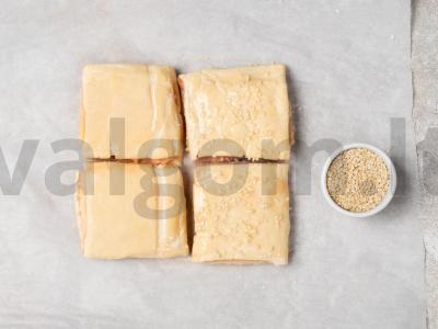 Užkandžiai su saliami ir sūriu iš paruošto tešlos Žingsnis 8