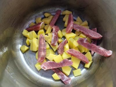 Borsčas su kiauliena ir daržovėmis pietums Žingsnis 1