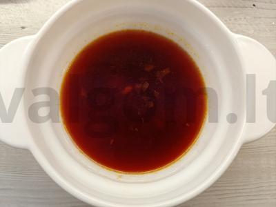 Borsčas su kiauliena ir daržovėmis pietums pagrindine nuotrauka