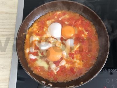 Kiaušiniai su pomidorais Žingsnis 3